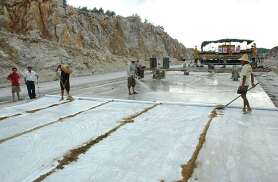 正在被養(yǎng)護(hù)的混凝土路面