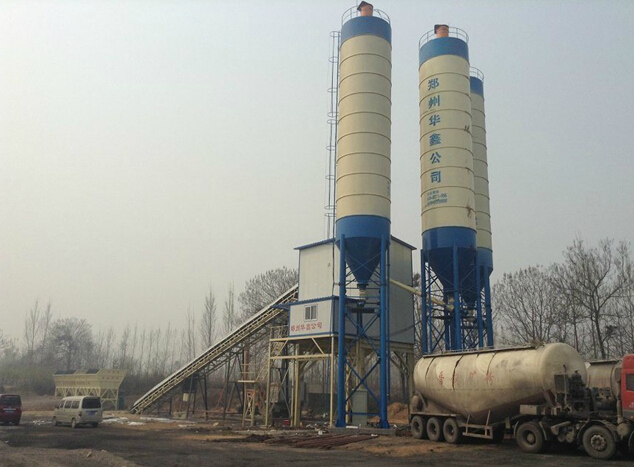 正在加工混凝土的拓泰重工混凝土攪拌站設(shè)備