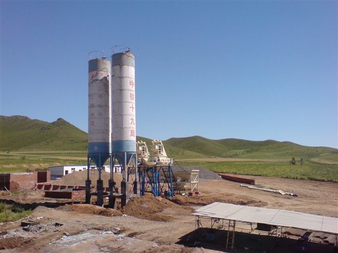 中鐵19局工程項(xiàng)目混凝土攪拌站生產(chǎn)現(xiàn)場(chǎng)