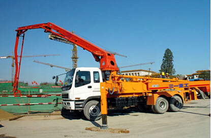 正在澆筑混凝土的混凝土輸送泵車(chē)