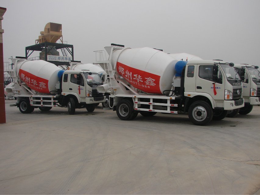 拓泰重工機械廠區(qū)停放的2輛混凝土罐車